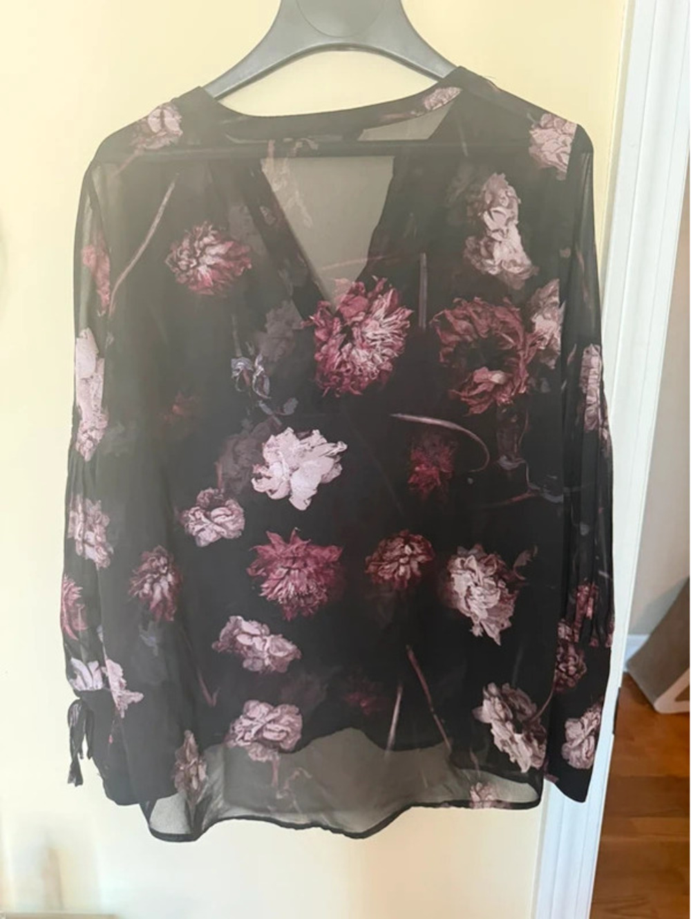 Simply Vera wang sheer floral blouse